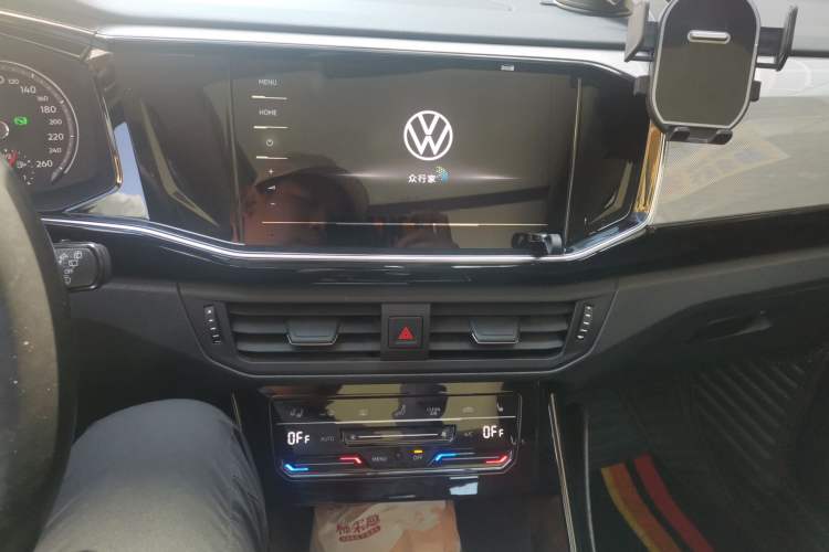 Used Volkswagen Tayron 2020 330TSI Two-Wheel Drive Luxury Smart Connectivity Version Audio And AC Panel