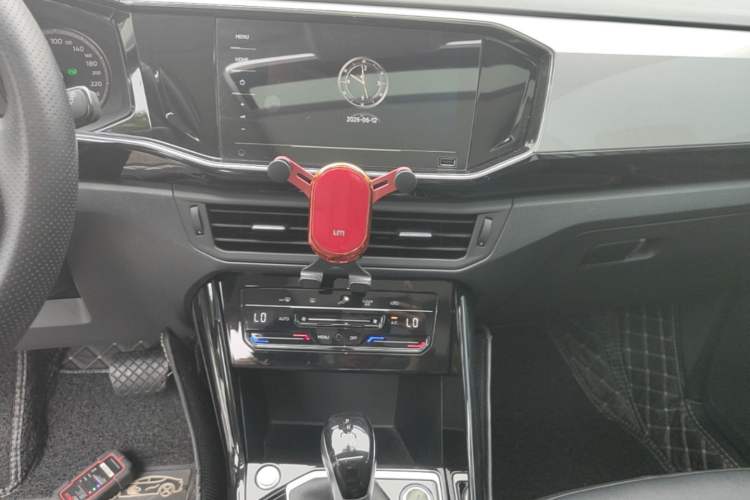 Used Volkswagen Tayron 2020 330TSI Two-Wheel Drive Luxury Smart Connectivity Version Audio And AC Panel