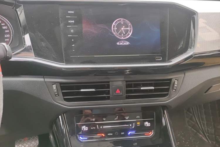 Used Volkswagen Tayron 2020 280TSI Two-Wheel Drive Luxury Connect Edition Audio And AC Panel