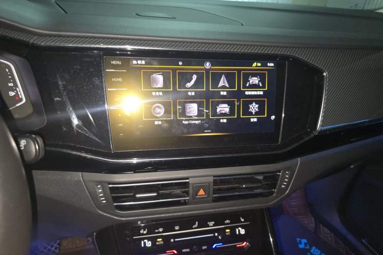 Used Volkswagen Tayron 2020 330TSI Two-Wheel Drive Luxury Connected Pro Edition Audio And AC Panel