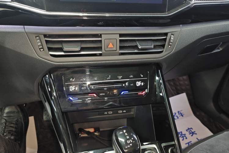 Used Volkswagen Tayron 2020 330TSI Two-Wheel Drive Luxury Connected Pro Edition Audio And AC Panel
