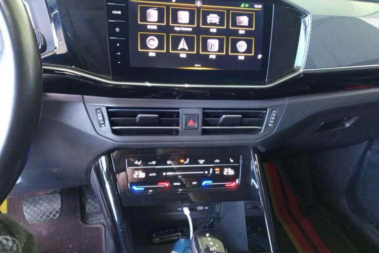 Used Volkswagen Tayron 2020 330TSI Two-Wheel Drive Luxury Connected Pro Edition Audio And AC Panel