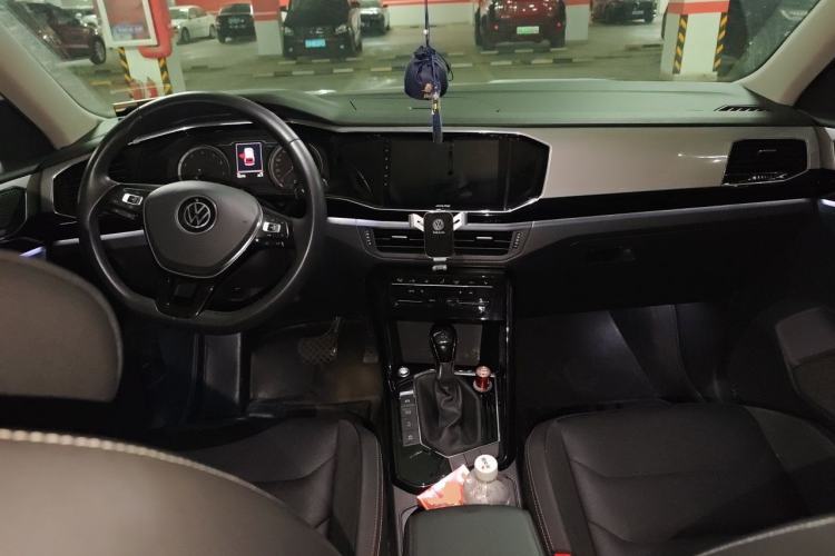 Used Volkswagen Tayron 2020 330TSI Two-Wheel Drive Luxury Connected Pro Edition Center Console