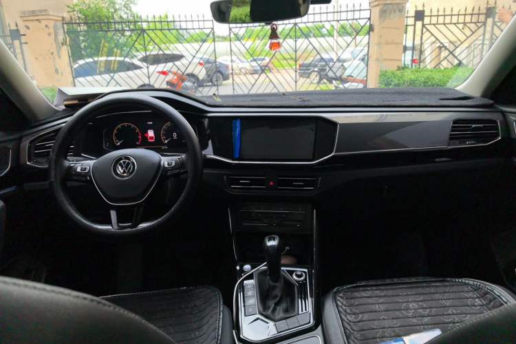 Used Volkswagen Tayron 2020 330TSI Two-Wheel Drive Luxury Connected Pro Edition Center Console