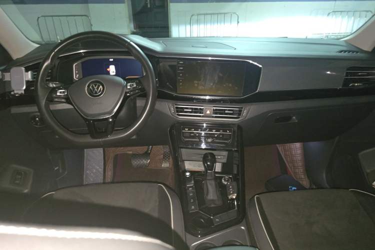 Used Volkswagen Tayron 2020 330TSI Two-Wheel Drive Luxury Connected Pro Edition Center Console