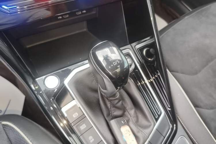 Used Volkswagen Tayron 2020 330TSI Two-Wheel Drive Luxury Connected Pro Edition Gear Lever