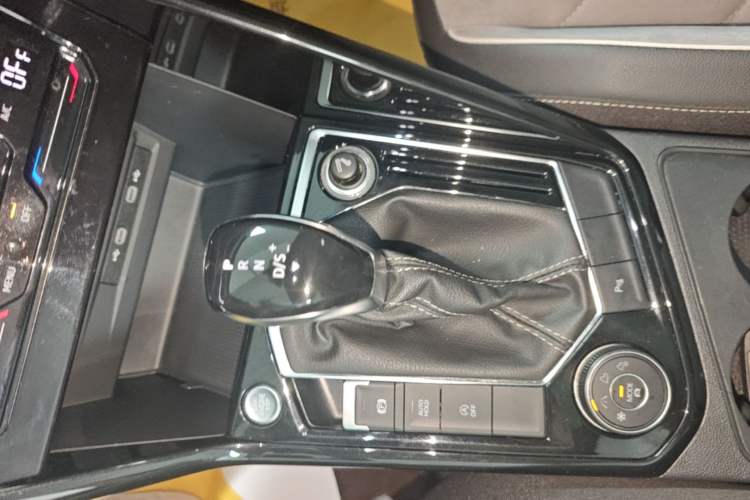 Used Volkswagen Tayron 2020 380TSI All-Wheel Drive R-Line Connected Version Gear Lever