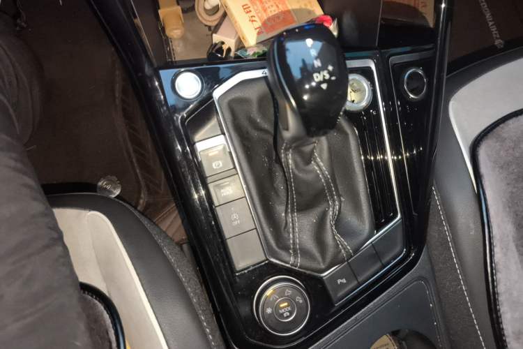 Used Volkswagen Tayron 2020 380TSI All-Wheel Drive R-Line Connected Version Gear Lever