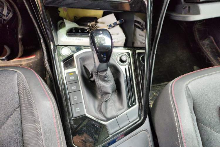 Used Volkswagen Tayron 2020 330TSI Two-Wheel Drive Luxury Smart Connectivity Version Gear Lever