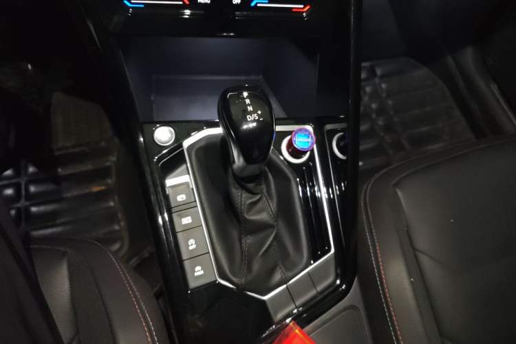 Used Volkswagen Tayron 2020 330TSI Two-Wheel Drive Luxury Connected Pro Edition Gear Lever