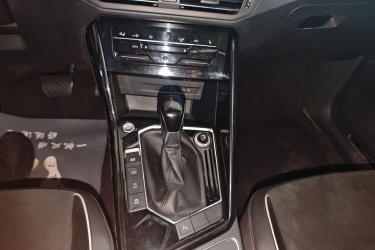 Used Volkswagen Tayron 2020 330TSI Two-Wheel Drive Luxury Connected Pro Edition Gear Lever