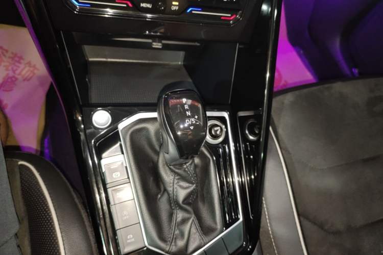 Used Volkswagen Tayron 2020 330TSI Two-Wheel Drive Luxury Connected Pro Edition Gear Lever