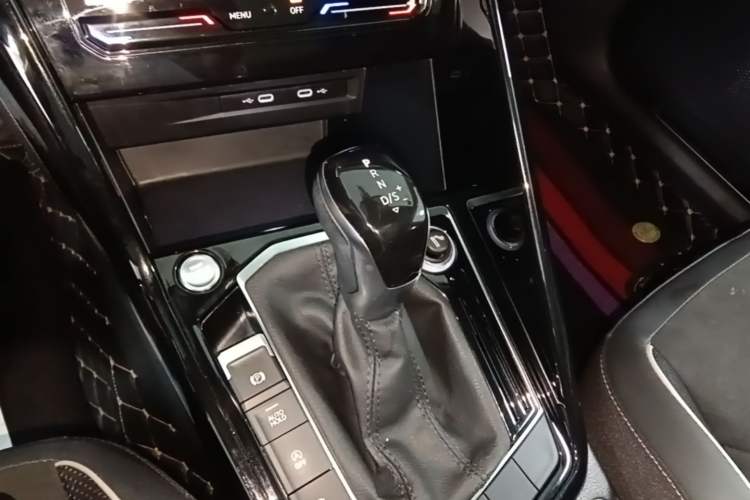 Used Volkswagen Tayron 2020 330TSI Two-Wheel Drive Luxury Connected Pro Edition Gear Lever