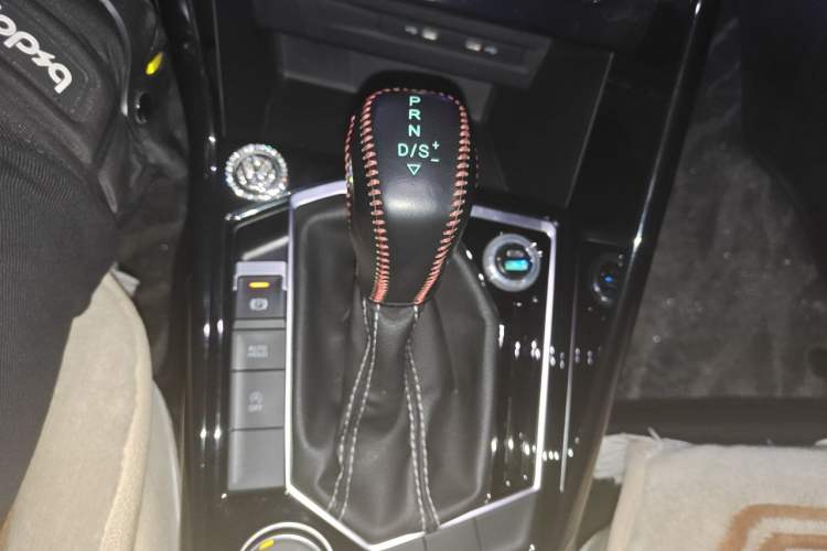 Used Volkswagen Tayron 2020 380TSI All-Wheel Drive R-Line Connected Version Gear Lever