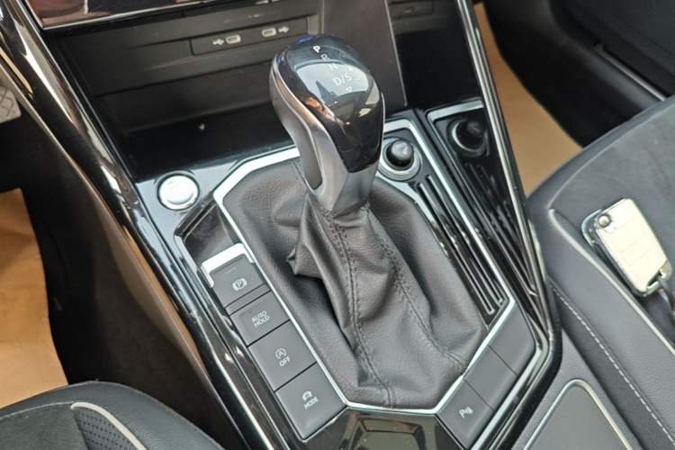 Used Volkswagen Tayron 2020 330TSI Two-Wheel Drive Luxury Connected Pro Edition Gear Lever