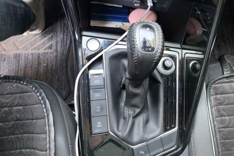 Used Volkswagen Tayron 2020 330TSI Two-Wheel Drive Luxury Connected Pro Edition Gear Lever