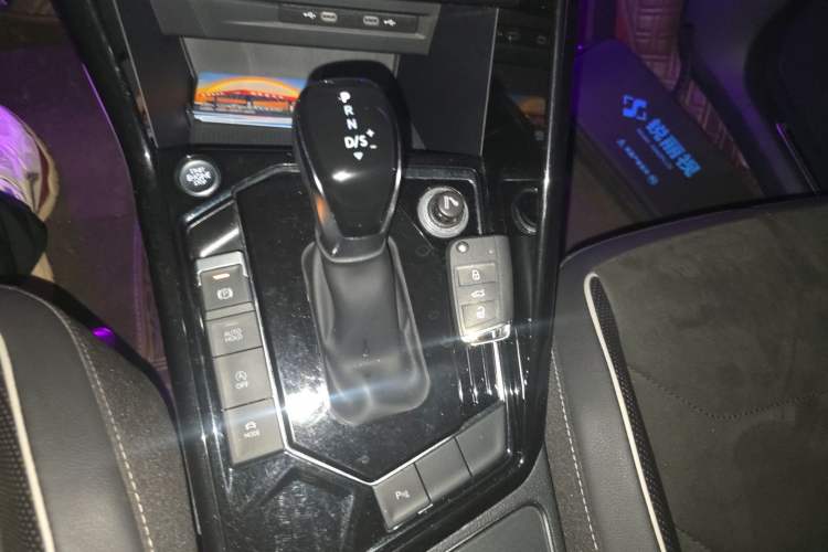 Used Volkswagen Tayron 2020 330TSI Two-Wheel Drive Luxury Connected Pro Edition Gear Lever