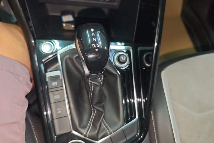 Used Volkswagen Tayron 2020 380TSI All-Wheel Drive R-Line Connected Version Gear Lever