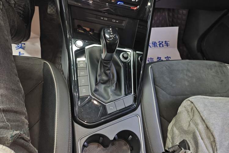 Used Volkswagen Tayron 2020 330TSI Two-Wheel Drive Luxury Connected Pro Edition Gear Lever