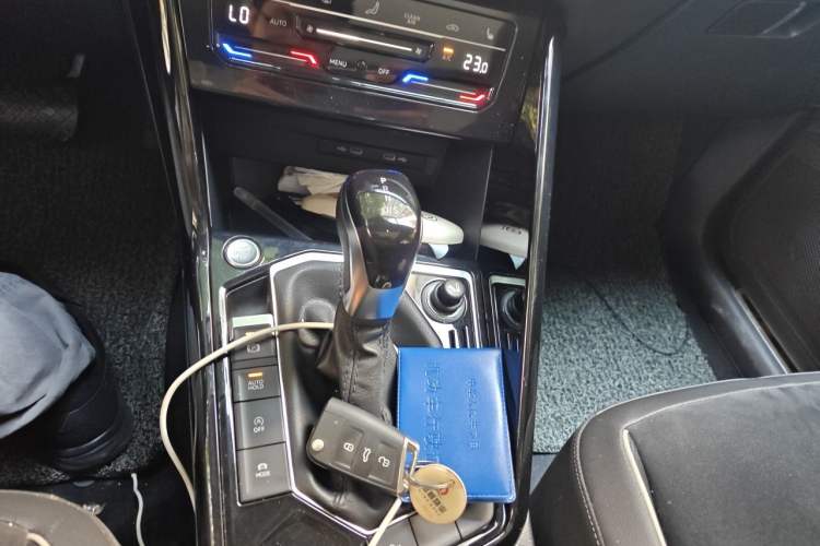 Used Volkswagen Tayron 2020 330TSI Two-Wheel Drive Luxury Connected Pro Edition Gear Lever