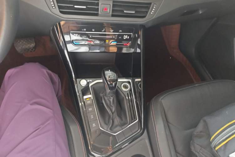 Used Volkswagen Tayron 2020 280TSI Two-Wheel Drive Luxury Connect Edition Gear Lever