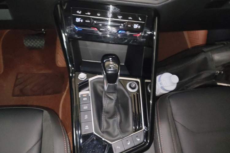 Used Volkswagen Tayron 2020 330TSI Two-Wheel Drive Luxury Smart Connectivity Version Gear Lever
