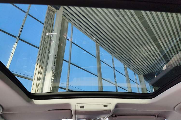 Used Volkswagen Tayron 2020 330TSI Two-Wheel Drive Luxury Smart Connectivity Version Headliner