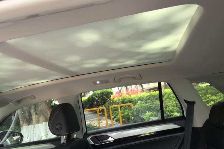 Used Volkswagen Tayron 2020 330TSI Two-Wheel Drive Luxury Smart Connectivity Version Headliner