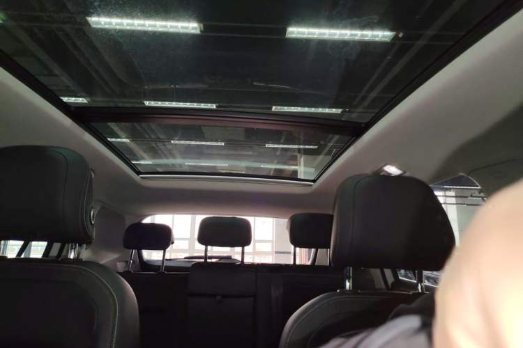 Used Volkswagen Tayron 2020 330TSI Two-Wheel Drive Luxury Smart Connectivity Version Headliner