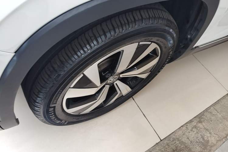 Used Volkswagen Tayron 2020 330TSI Two-Wheel Drive Luxury Smart Connectivity Version Left Front Wheel Hub