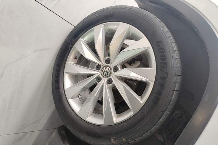 Used Volkswagen Tayron 2020 330TSI Two-Wheel Drive Luxury Connected Pro Edition Left Front Wheel Hub
