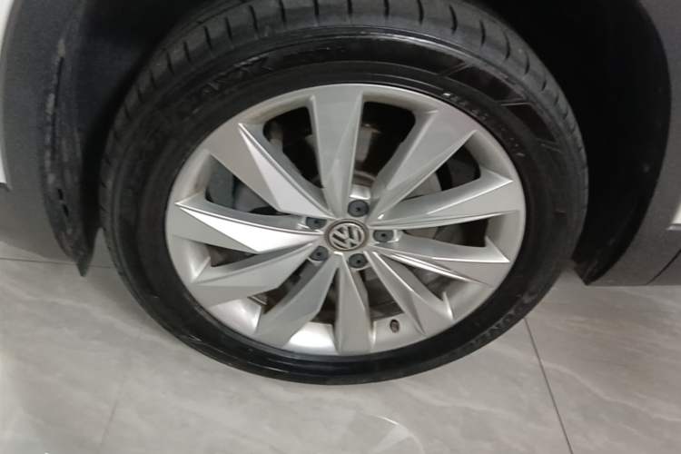 Used Volkswagen Tayron 2020 330TSI Two-Wheel Drive Luxury Connected Pro Edition Left Front Wheel Hub