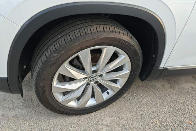 Used Volkswagen Tayron 2020 330TSI Two-Wheel Drive Luxury Connected Pro Edition Left Front Wheel Hub