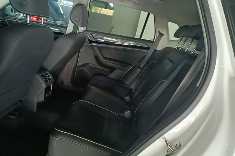 Used Volkswagen Tayron 2020 330TSI Two-Wheel Drive Luxury Connected Pro Edition Left Rear Seat