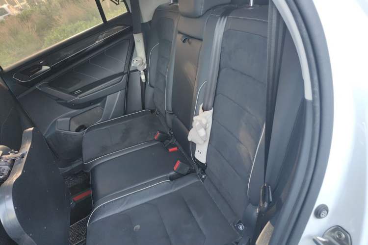 Used Volkswagen Tayron 2020 330TSI Two-Wheel Drive Luxury Connected Pro Edition Left Rear Seat