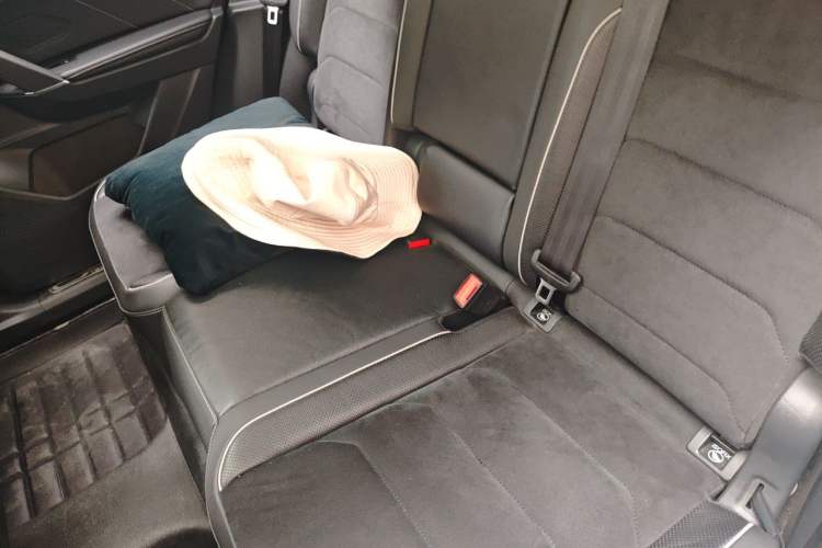 Used Volkswagen Tayron 2020 330TSI Two-Wheel Drive Luxury Connected Pro Edition Left Rear Seat