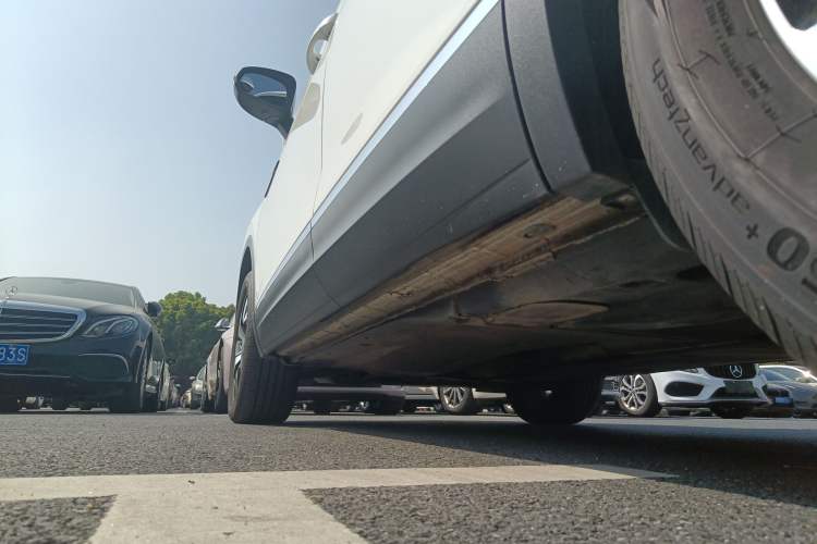 Used Volkswagen Tayron 2020 330TSI Two-Wheel Drive Luxury Smart Connectivity Version Left Side Sill