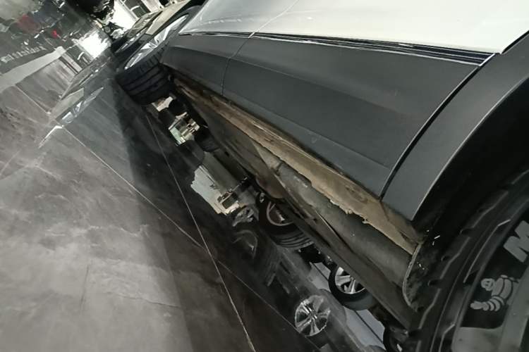 Used Volkswagen Tayron 2020 330TSI Two-Wheel Drive Luxury Connected Pro Edition Left Side Sill