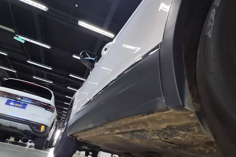 Used Volkswagen Tayron 2020 330TSI Two-Wheel Drive Luxury Smart Connectivity Version Left Side Sill
