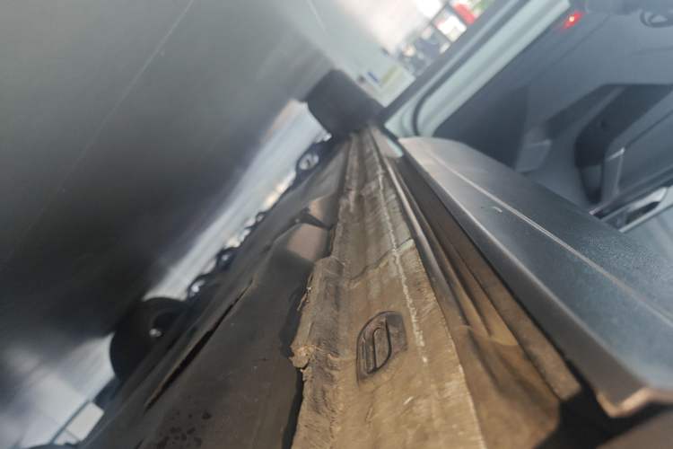 Used Volkswagen Tayron 2020 330TSI Two-Wheel Drive Luxury Smart Connectivity Version Left Side Sill