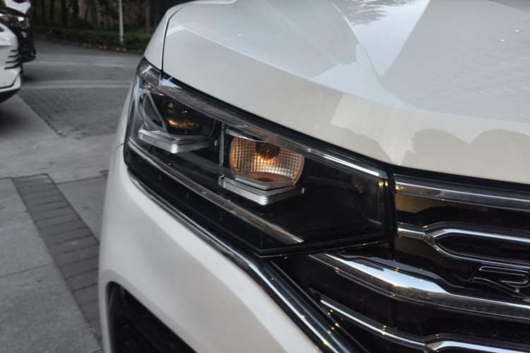 Used Volkswagen Tayron 2020 380TSI All-Wheel Drive R-Line Connected Version Right Front Headlight