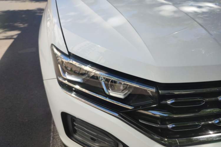 Used Volkswagen Tayron 2020 330TSI Two-Wheel Drive Luxury Connected Pro Edition Right Front Headlight