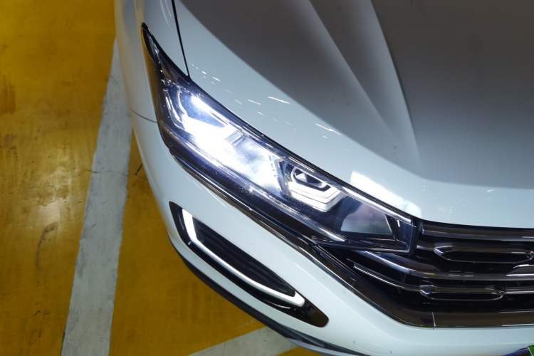 Used Volkswagen Tayron 2020 330TSI Two-Wheel Drive Luxury Connected Pro Edition Right Front Headlight