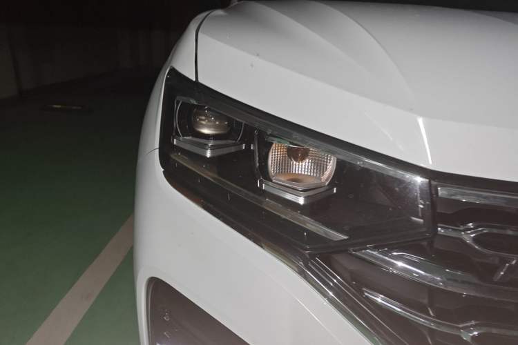 Used Volkswagen Tayron 2020 380TSI All-Wheel Drive R-Line Connected Version Right Front Headlight