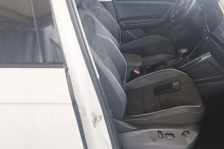 Used Volkswagen Tayron 2020 330TSI Two-Wheel Drive Luxury Connected Pro Edition Right Front Seat