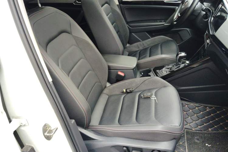 Used Volkswagen Tayron 2020 280TSI Two-Wheel Drive Luxury Connect Edition Right Front Seat