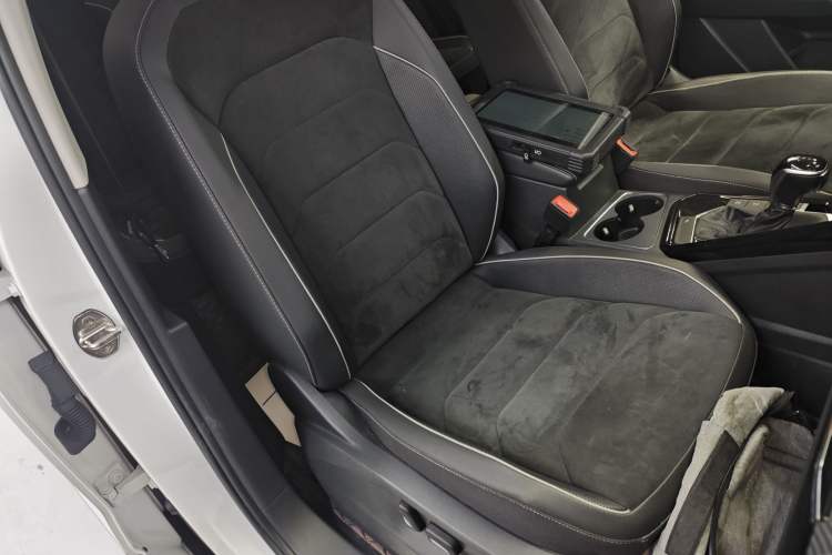 Used Volkswagen Tayron 2020 330TSI Two-Wheel Drive Luxury Connected Pro Edition Right Front Seat