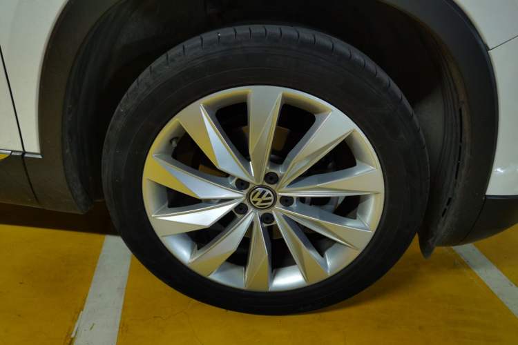Used Volkswagen Tayron 2020 330TSI Two-Wheel Drive Luxury Connected Pro Edition Right Front Wheel Hub