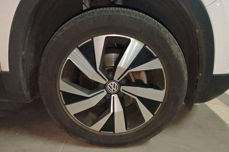 Used Volkswagen Tayron 2020 330TSI Two-Wheel Drive Luxury Connected Pro Edition Right Front Wheel Hub