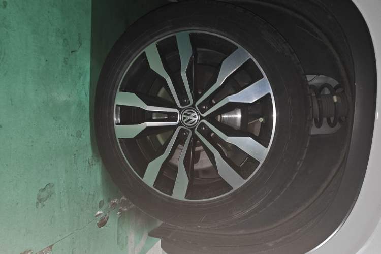 Used Volkswagen Tayron 2020 380TSI All-Wheel Drive R-Line Connected Version Right Front Wheel Hub